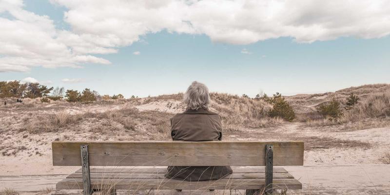 职场人士的隐形杀手：科学预防与缓解慢性疲劳综合征的健康服务指南