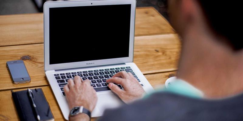 膝关节置换术后如何科学康复？原木风健康理念下的阶段性方案设计与专业护理指南